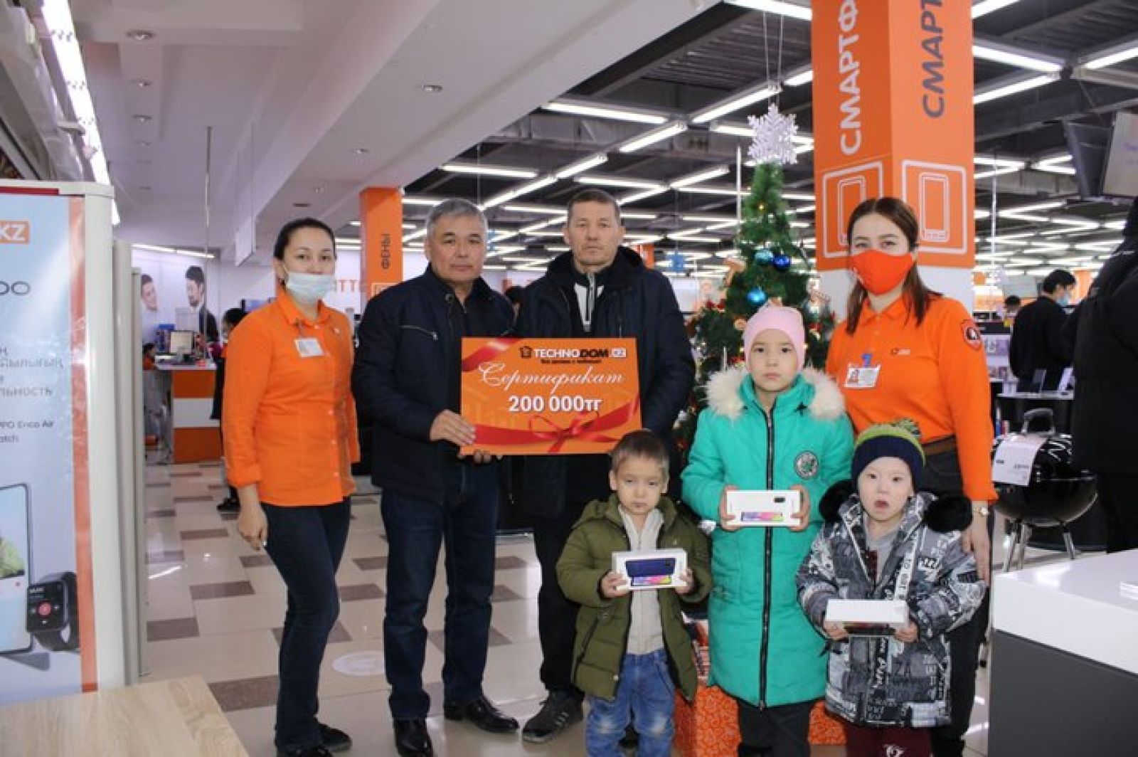 Өзен станциясындағы анасыз өсіп жатқан бүлдіршіндерге 200 мың теңгенің сертификаты табысталды
