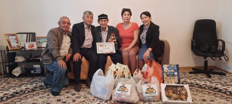 Сыр елінің теміржолшылары ғасырға жуық жасаған қарт-жауынгерге қаржылай қолдау көрсетті