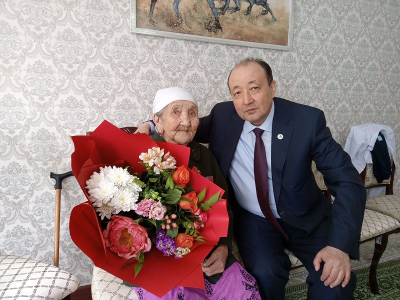 Ақтөбелік теміржолшылар 98 жастағы тыл ардагерін Жеңіс мерекесімен құттықтады