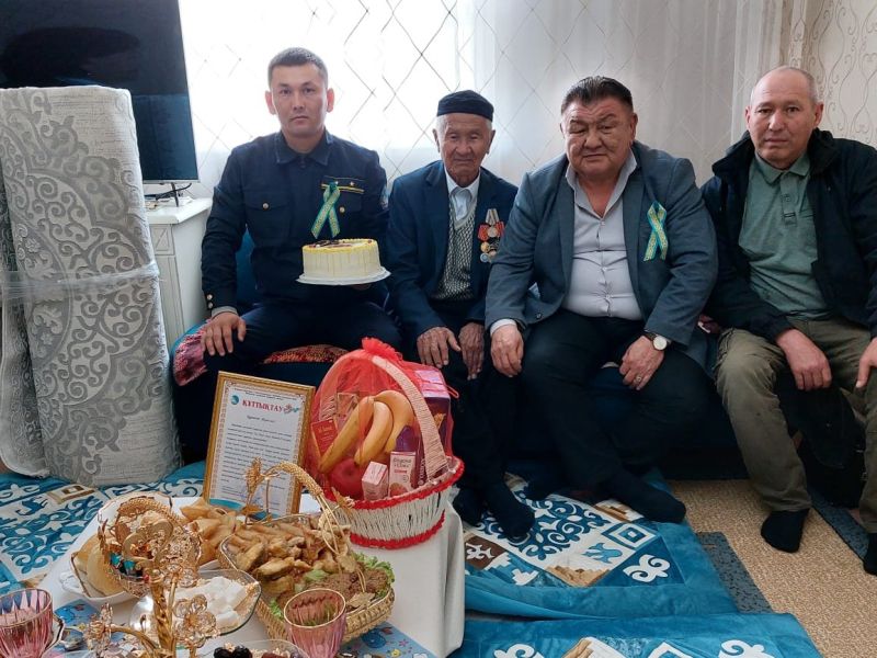 Жаңаөзенде тұратын тыл ардагерін құттықтады