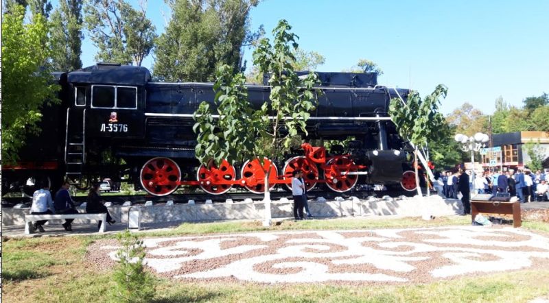 Көне паровоз вокзал алаңына қойылды