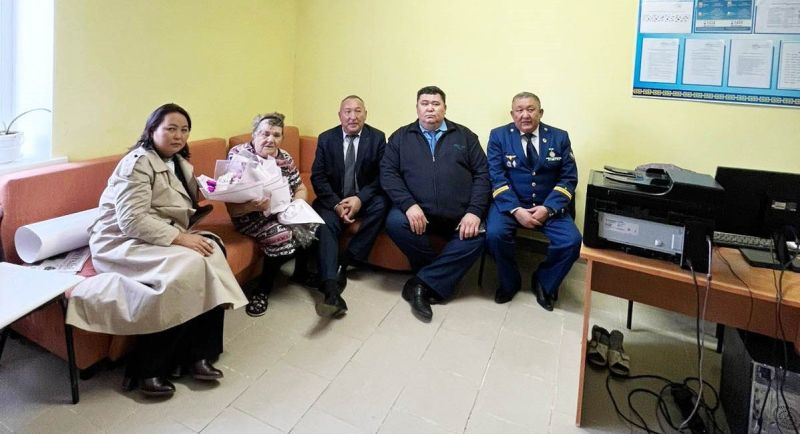 Бір топ теміржолшы қарттар үйіндегі бұрынғы әріптестерін қуантып қайтты