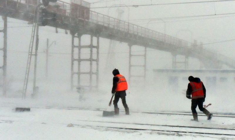 Павлодарские железнодорожники очищают пути от снега в усиленном режиме