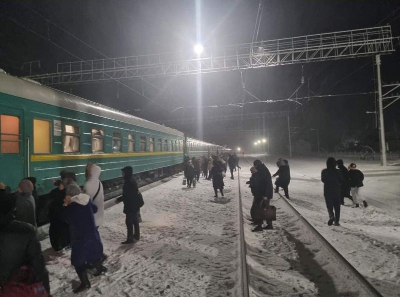 Боран салдарынан жолда қалған халық пойызбен жеткізіліп жатыр