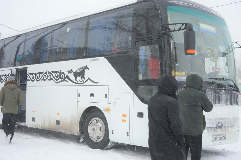 Семейлік теміржолшылар жолда қалған автобус жолаушыларына көмек көрсетті