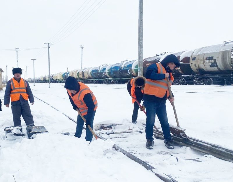 Батыста жолды қардан тазалау жұмысы тәулік бойы жүріп жатыр