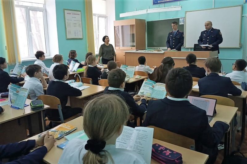 Железнодорожники напомнили школьникам Уральска элементарные правила безопасности