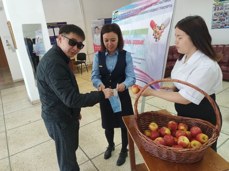 Избавляемся от вредных привычек: железнодорожники Караганды поменяли никотин на витамин