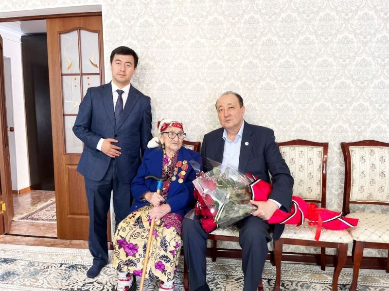 Теміржолшылар ғасыр жасаған ардагердің құшағын гүлге толтырды
