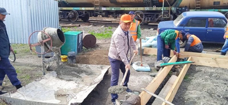 Семейлік теміржолшылар асарлатып жатыр