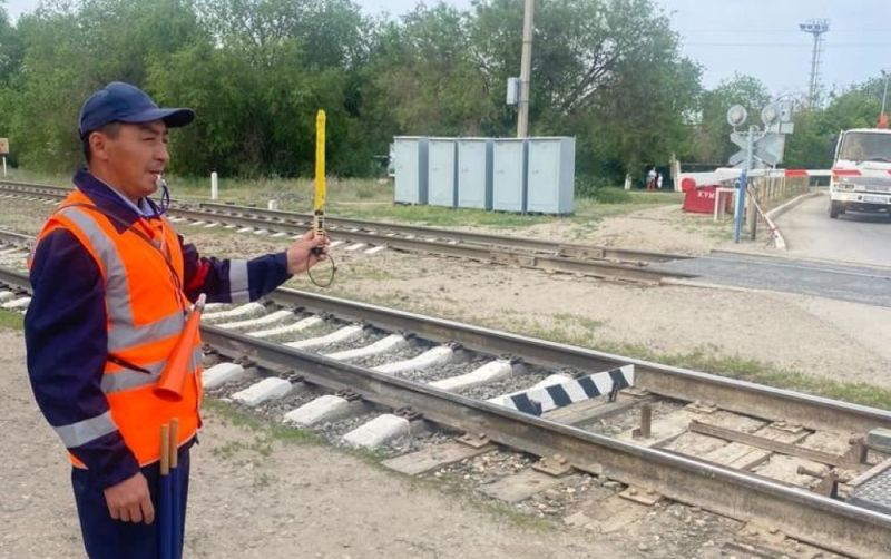 Дежурный по переезду предотвратил столкновение поезда с автомобилями