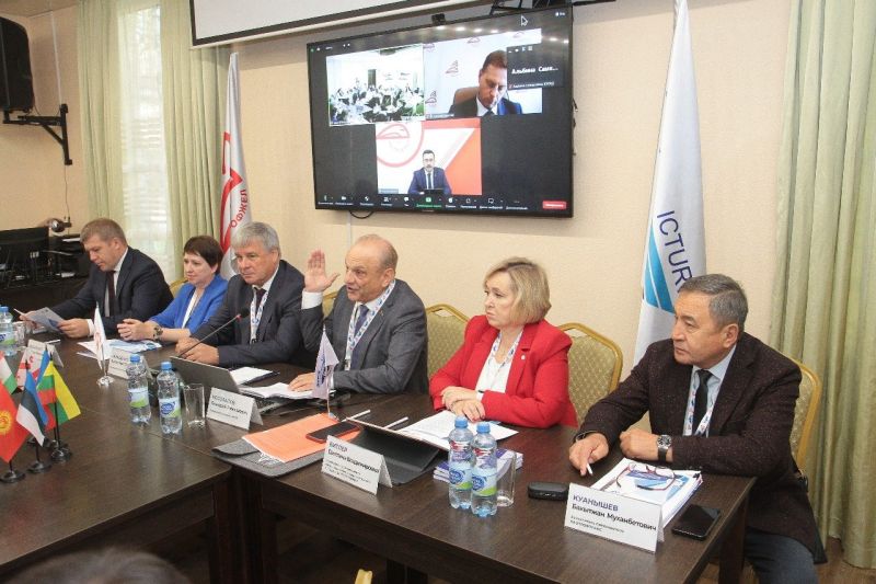 Екатеринбургте бірнеше елдің кәсіподақ өкілдері бас қосты