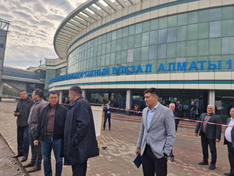 Министр транспорта ознакомился с работой ж/д вокзалов Алматы