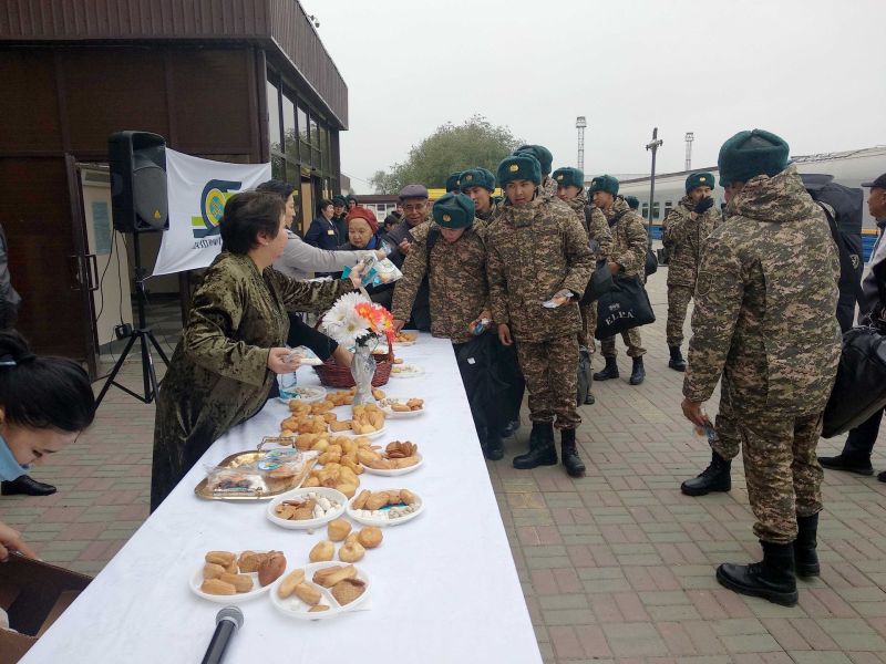 Атырау вокзалында жолаушыларға ерекше тосынсый көрсетілді