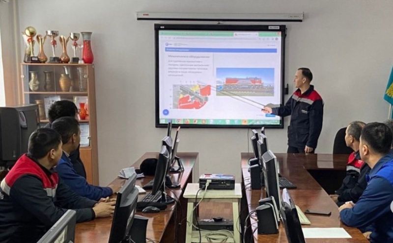 Специалисты локомотиворемонтных заводов Шу и Казалы изучают особенности маневрового тепловоза