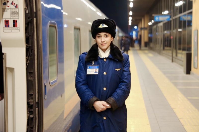 Около 1,5 тысяч проводниц поездов и сотрудниц касс трудятся в железнодорожной сфере