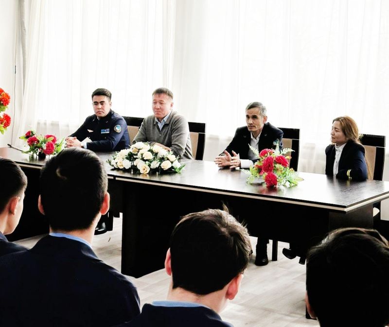 Студенттер машинист-нұсқаушымен кездесті
