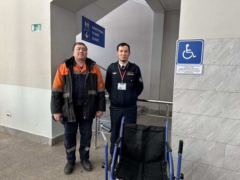 Подарок для пассажиров с особыми потребностями сделали сотрудники железнодорожного вокзала в Караганде