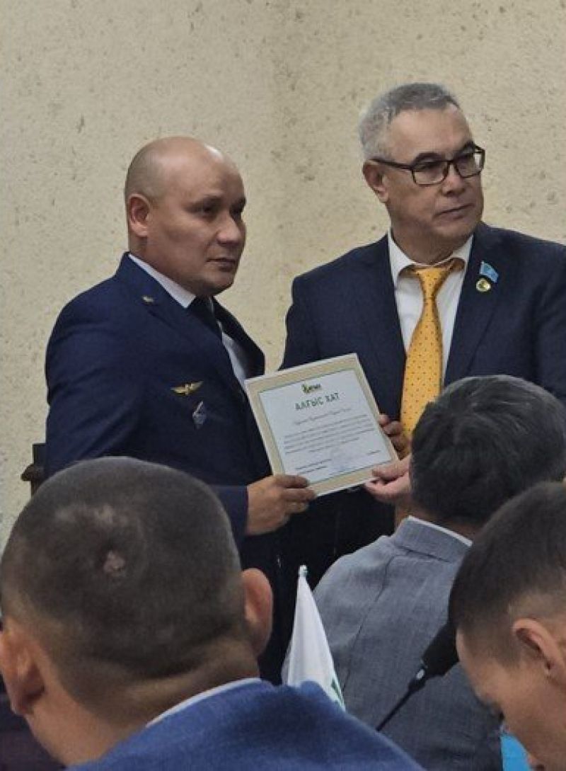 Атырауда су тасқынына қарсы күрестегі еңбегі үшін теміржолшы марапатталды