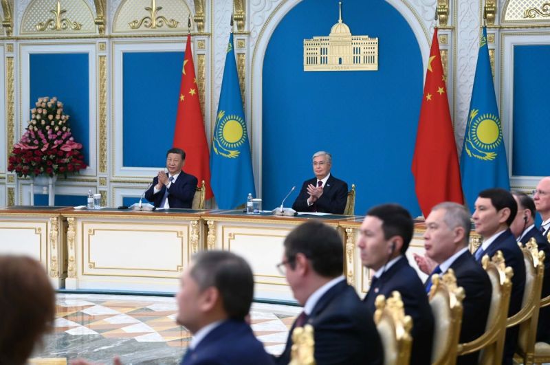 Главы Казахстана и Китая приняли участие в церемонии отправки железнодорожных контейнеров по ТМТМ