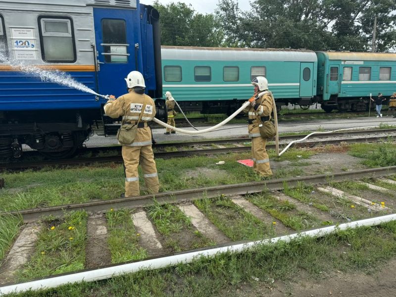 Два пожаро-тактических учения на железнодорожных путях провели в Костанайском регионе