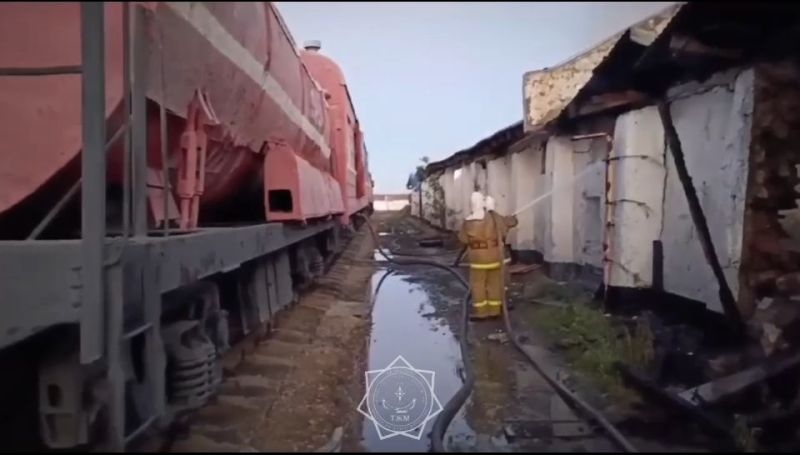 Пожарный поезд привлекли для тушения зернохранилища в Акмолинской области