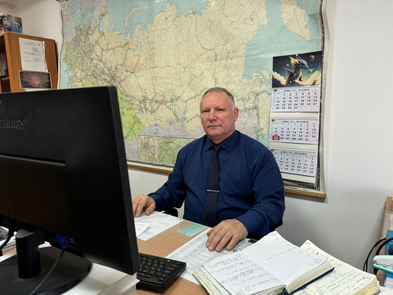 Инженера отдела пути Юрия Мельчикова провожают на пенсию в Алматы