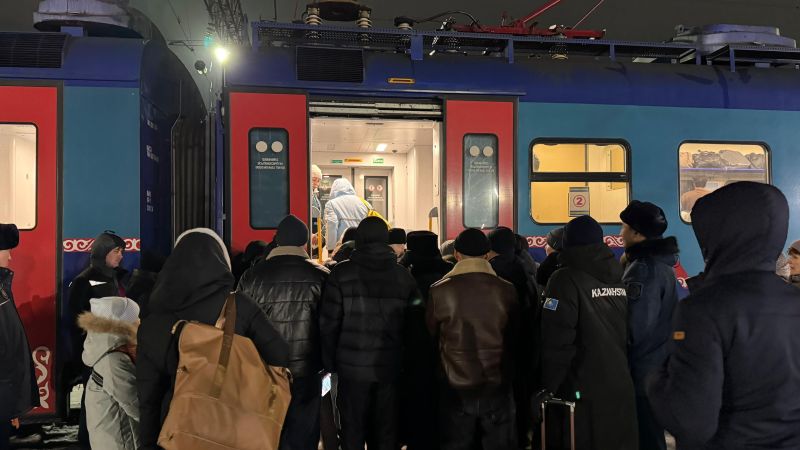 Около 500 застрявших на трассах казахстанцев перевезли на поездах КТЖ