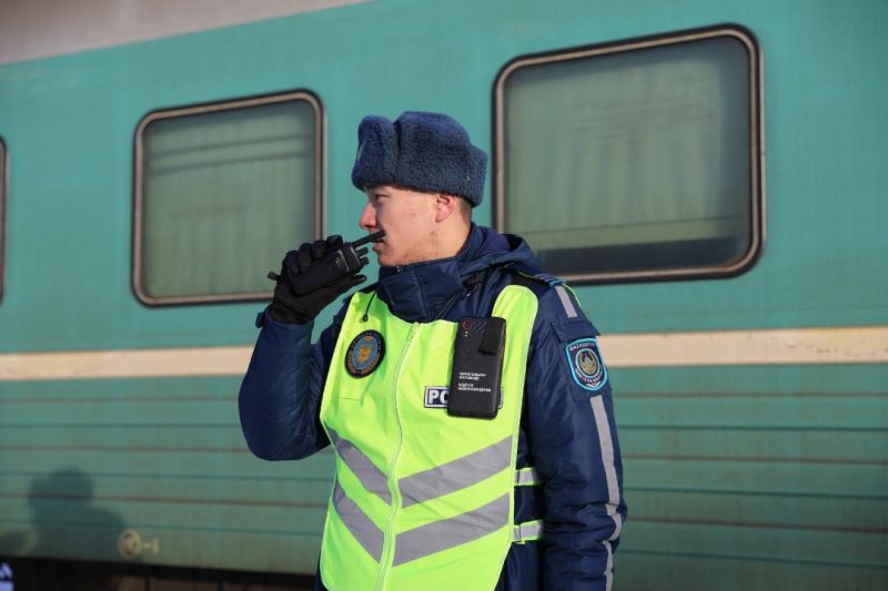 Пойыз тамбурының әйнегін сындырған мас жолаушы айыппұл арқалады