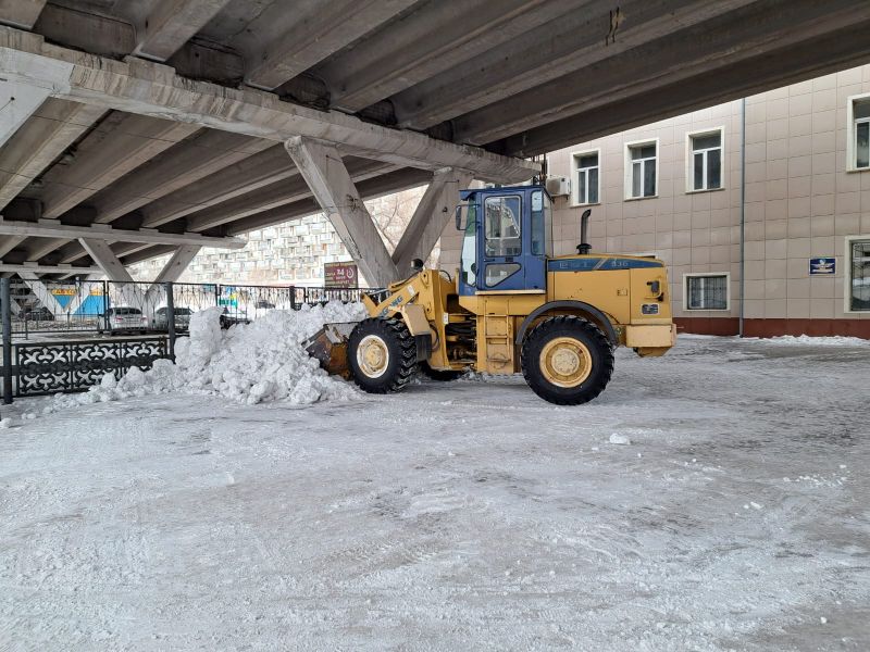 Территорию железнодорожных предприятий активно очищают от снега и наледи в Карагандинском регионе