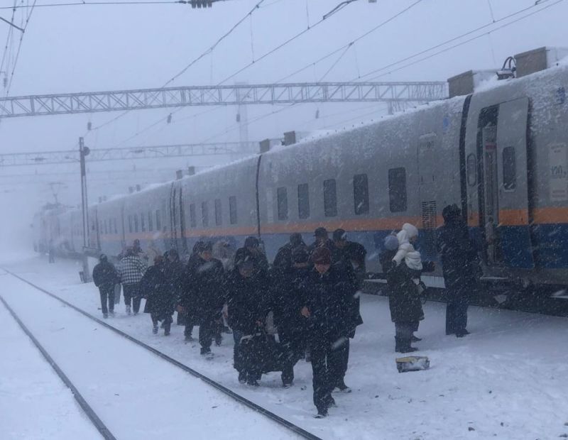 Жолда қалған жолаушылар пойызбен жеткізілді