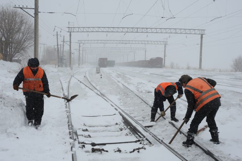 Железнодорожные пути активно очищают от снега в Костанайском регионе