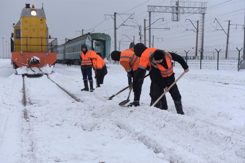 Более 46 500 кубометров снега убрали с железнодорожных путей за праздничные выходные