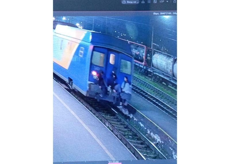 Трое подростков попытались зацепиться за хвостовой вагон