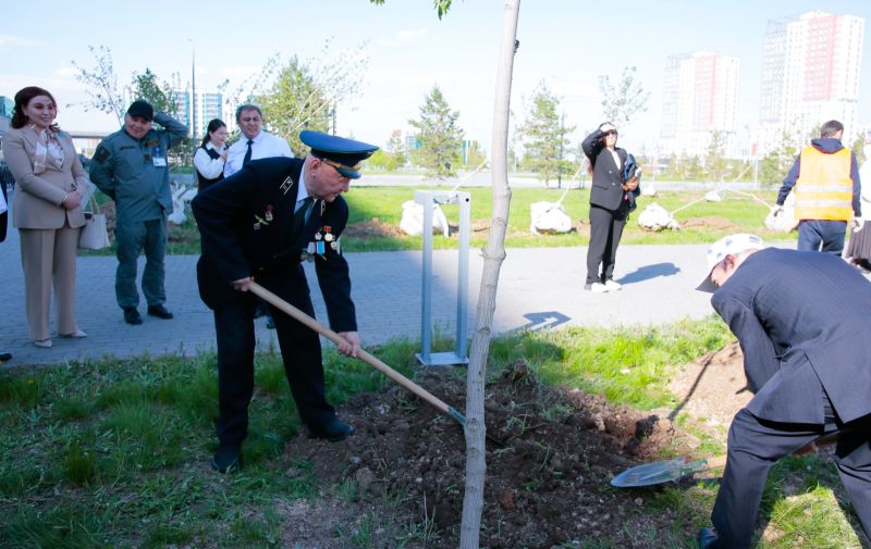 «Нұрлы жол» вокзал кешенінде Жеңістің 80 жылдығына орай ағаш отырғызылды