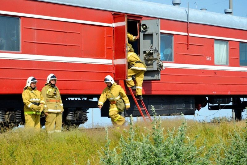 Пожарный поезд задействовали в ликвидации пожара на складе в Семее