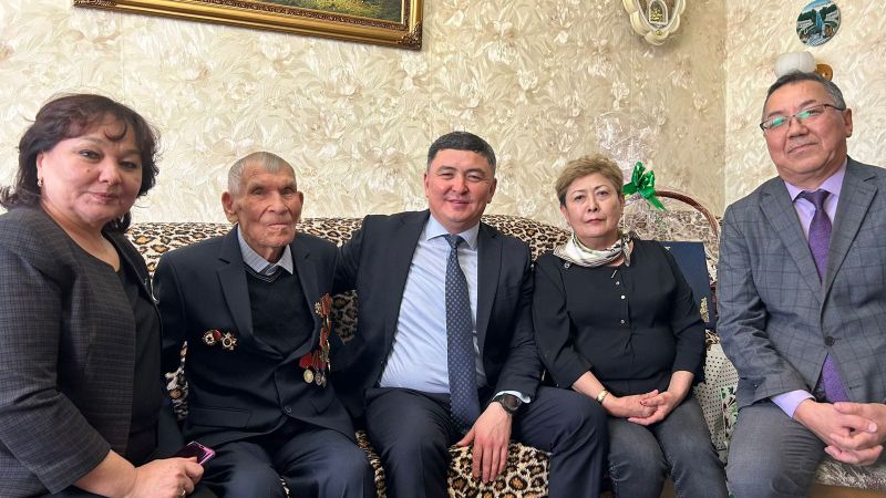 Ветерана Арсения Щудляка поздравили с Днем Победы в Щучинске