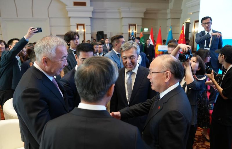 Жумангарин: через Казахстан проходит более 80% наземных грузов из Китая в Европу