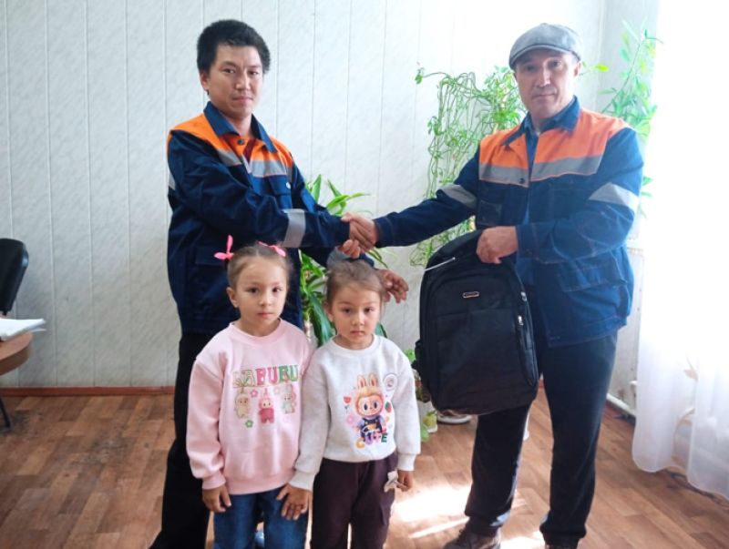 Жеті жүз балаға оқу құралы берілді