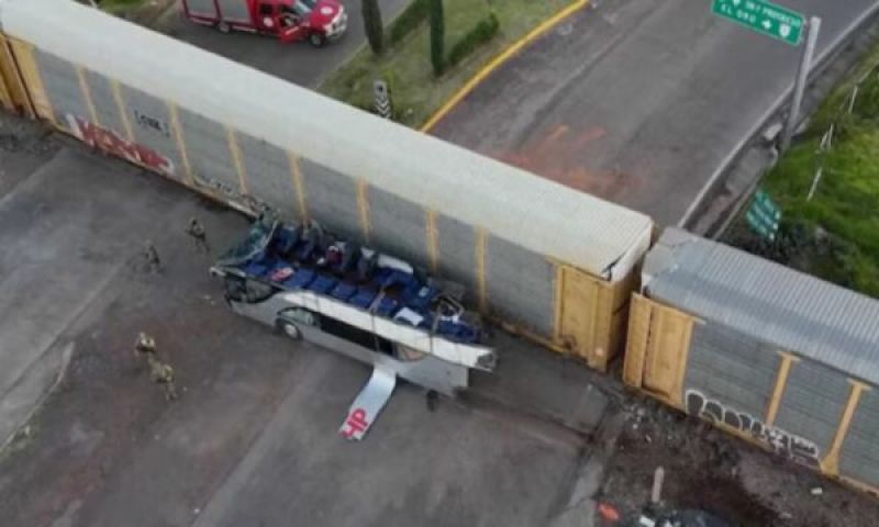 Мексикада жүк пойызы автобуспен соқтығысты: 10 адам қаза тауып, 60-тан астамы жараланды