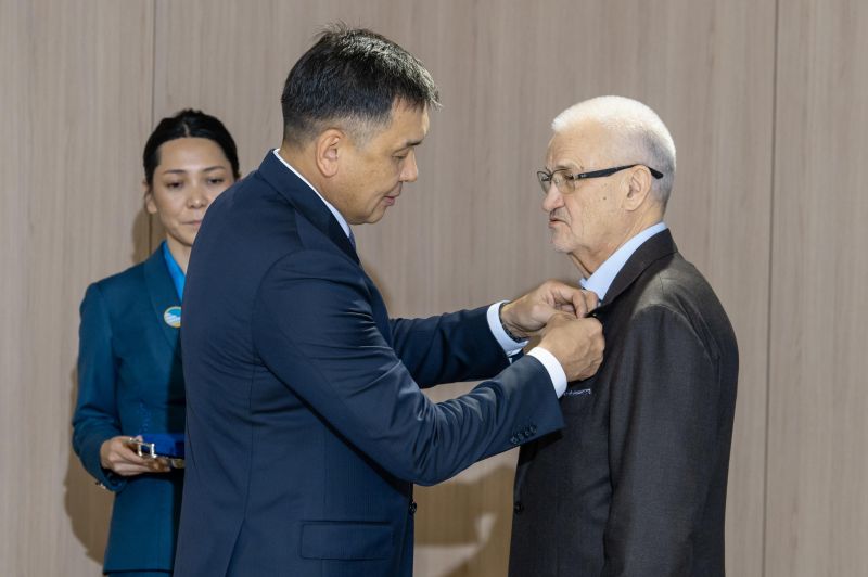 Юрий Лавриненко 80 жылдық мерейтойын атап өтуде