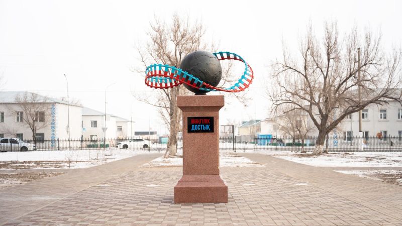 Достықтағы «достық» ескерткіші
