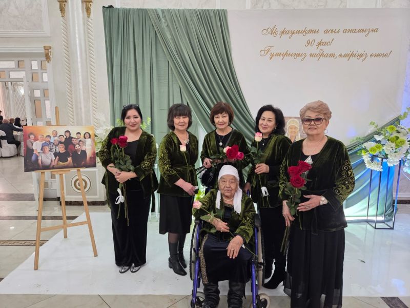 Двух ветеранов железной дороги поздравили с 90-летием в Астане