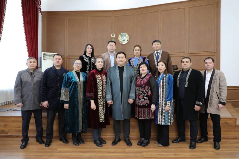 Транспортные полицейские облачились в национальные костюмы