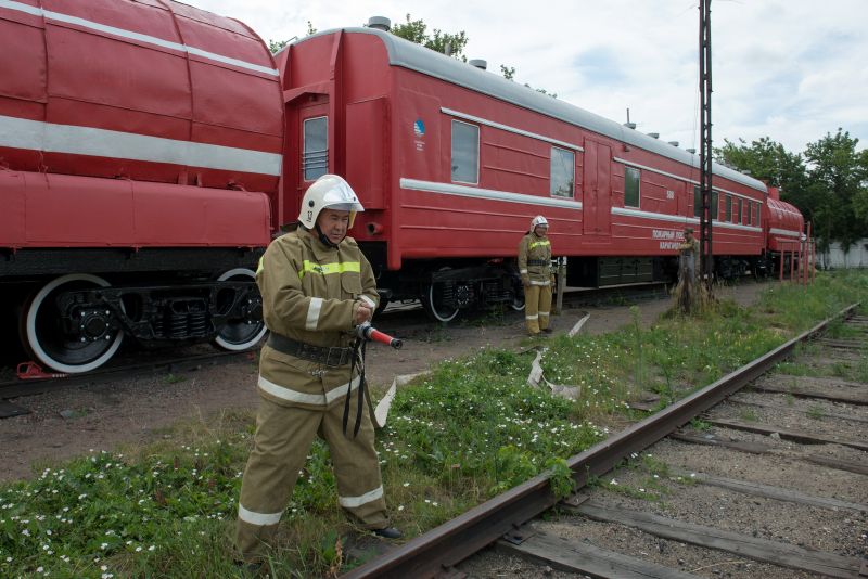 Пожарный поезд привлекли для тушения степного пожара в Карагандинской области