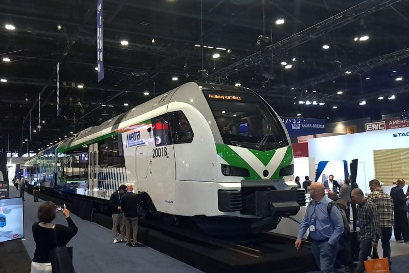 Stadler АҚШ нарығына арналған алғашқы аккумулятордан қуат алатын пойызды таныстырды