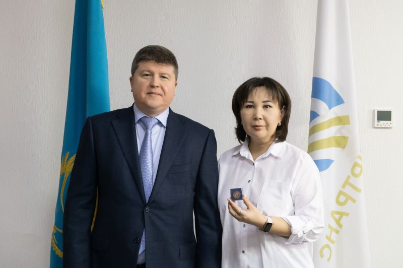 В Қазтеміртрансе наградили 36 сотрудников в канун Дня Республики