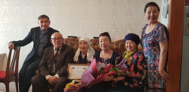 70 жастағы ақтөбелік ардагер теміржолшы: "Тоқсаннан асқан анам қолымда, мен бақыттымын"