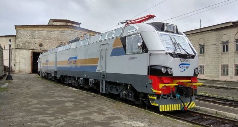 Первый казахстанский грузовой локомотив отправился в Азербайджан