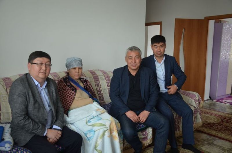 Железнодорожники посетили пострадавшую в аварии в Чемолгане